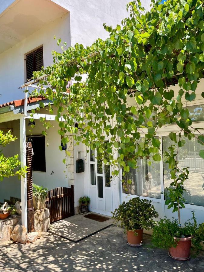 Apartman Gorana With Swimming Pool Jelsa  Exteriér fotografie